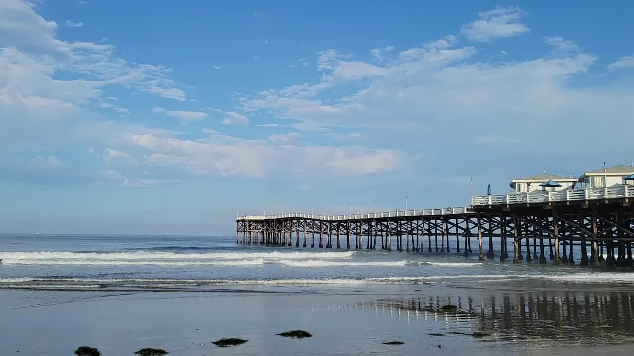 在太平洋海滩水晶码头附近的微风，圣地亚哥，加州视频下载