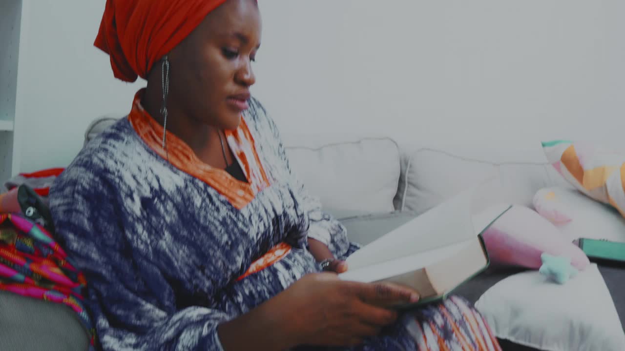 黑人妇女正在读书视频下载