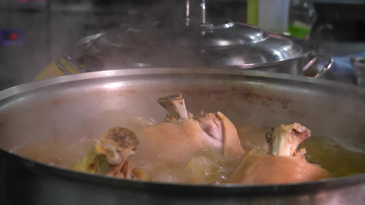 用沸水煮蔬菜的猪肘特写视频下载