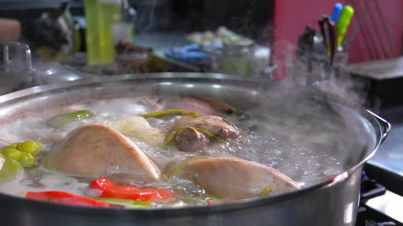 用沸水煮蔬菜的猪肘特写视频下载