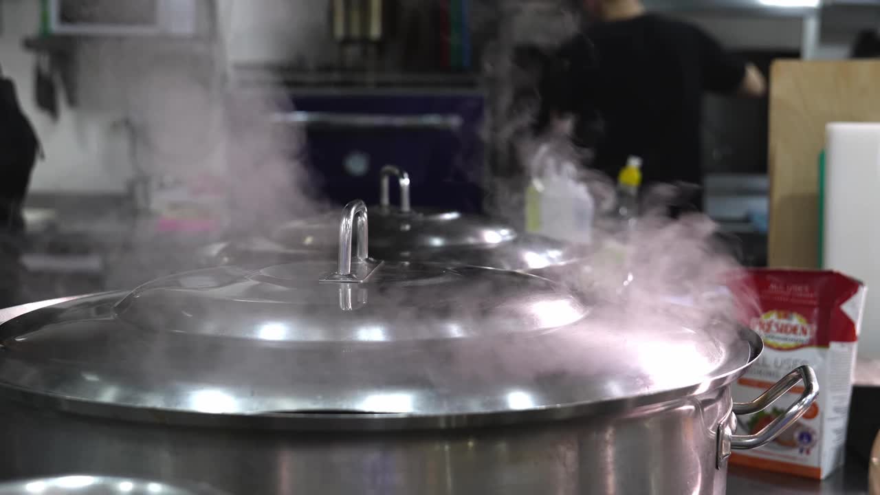 厨师准备汤，水和蒸汽从厨房的锅蒸发视频下载