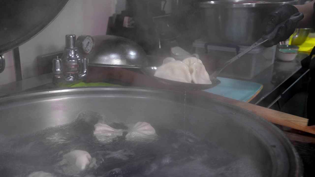 大槽勺的特写与煮熟的khinkali视频下载