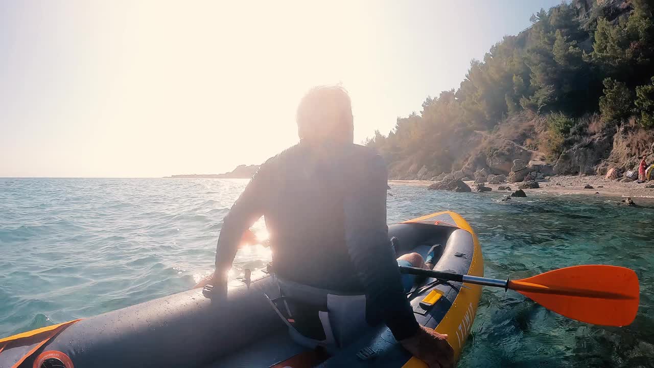 老人在海上划皮艇视频下载