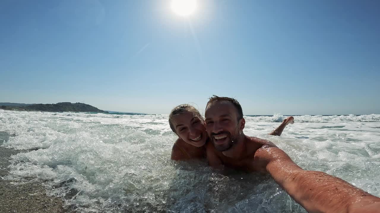 浪漫情侣在海滩度假时的自拍照视频下载