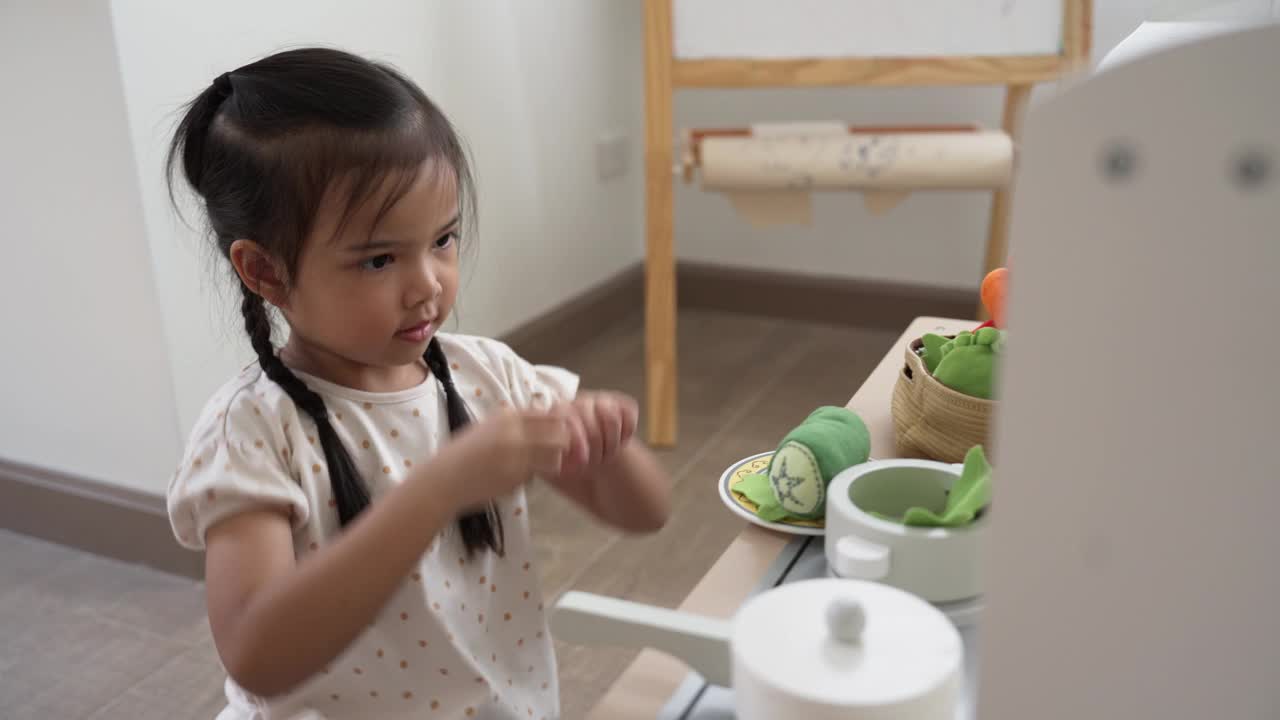 亚洲小女孩喜欢周末在家玩厨房套装玩具视频下载
