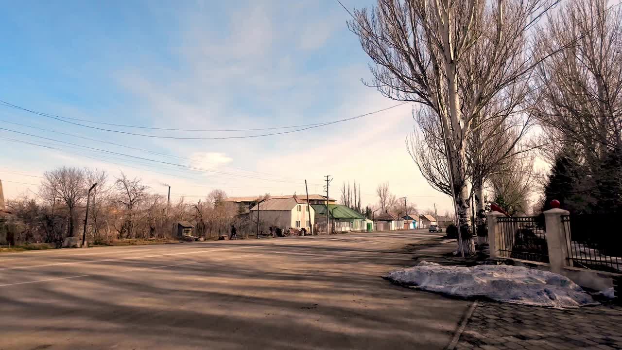 阳光明媚的冬日里的小镇街道。卡拉科尔，伊塞克-库尔地区视频下载