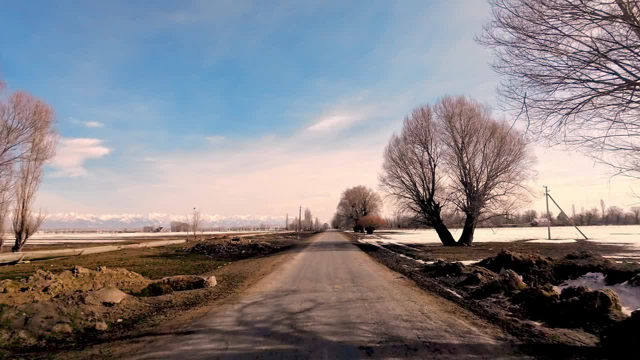 立春时节沿着田野的乡间小路视频素材