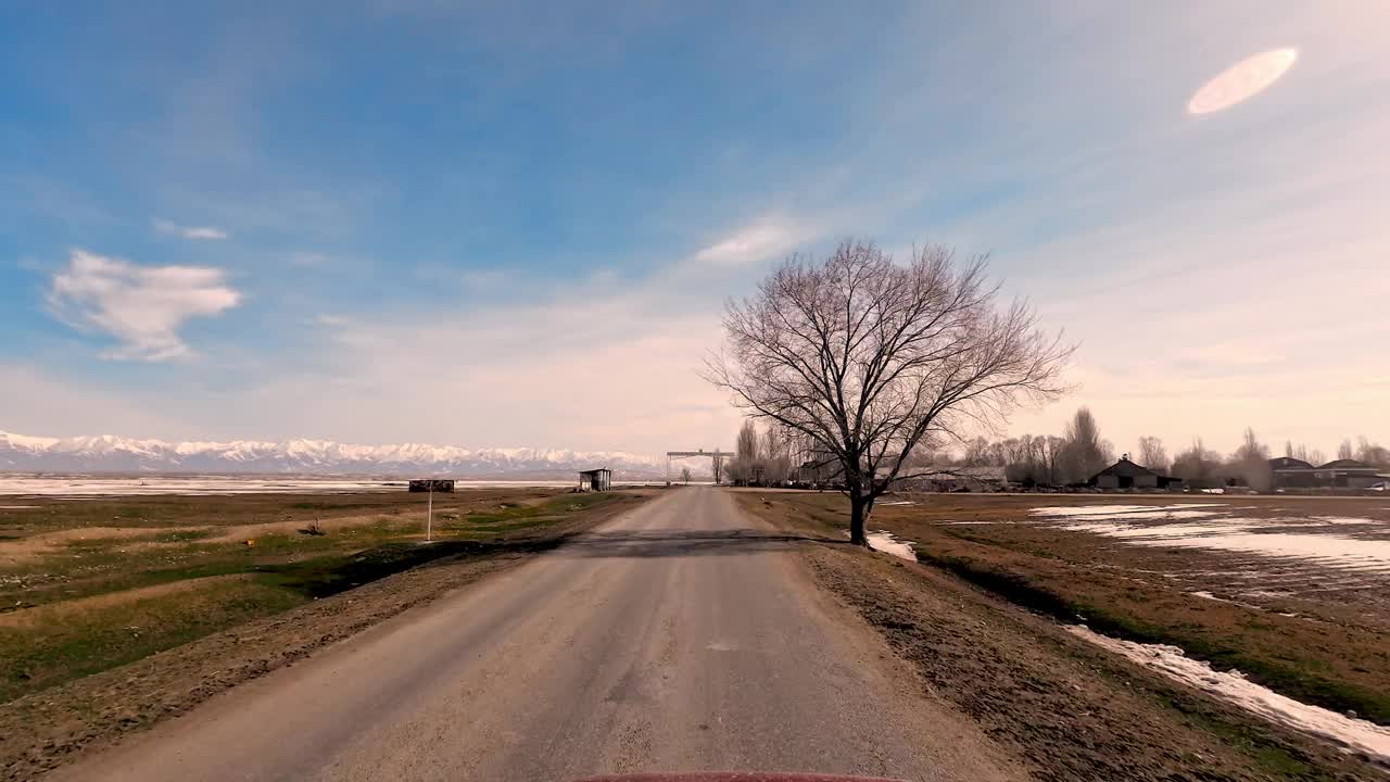 吉尔吉斯斯坦伊塞克-库尔地区的单车道乡村公路视频下载