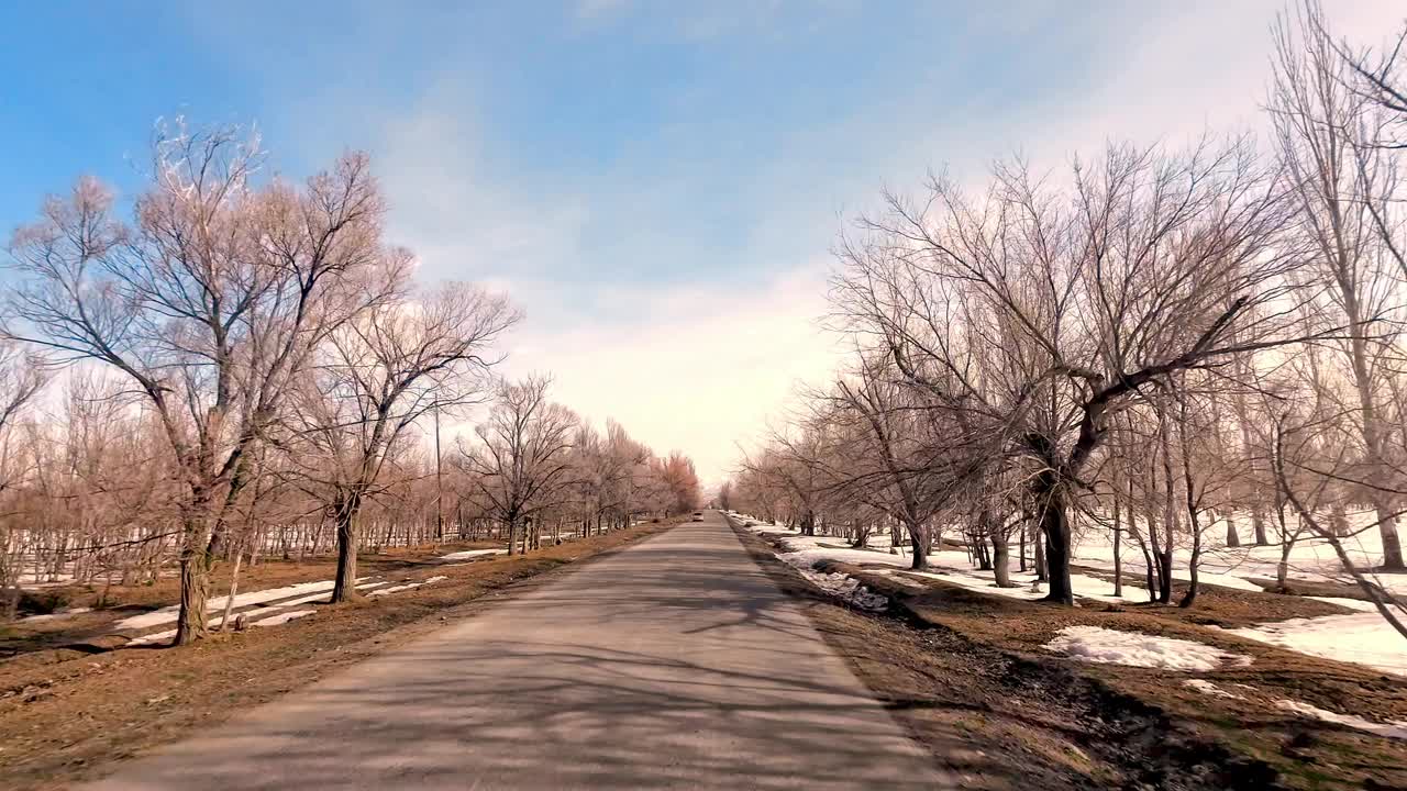 吉尔吉斯斯坦伊塞克-库尔地区的单车道乡村公路视频下载