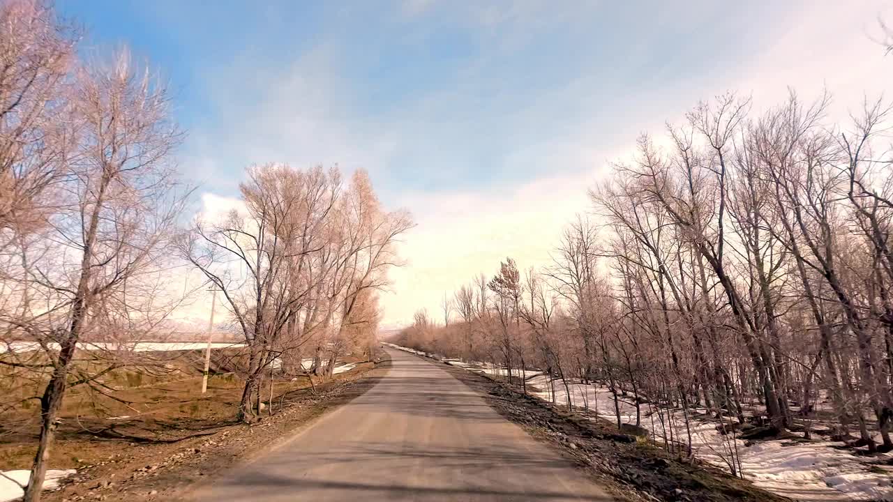 吉尔吉斯斯坦伊塞克-库尔地区的单车道乡村公路视频素材