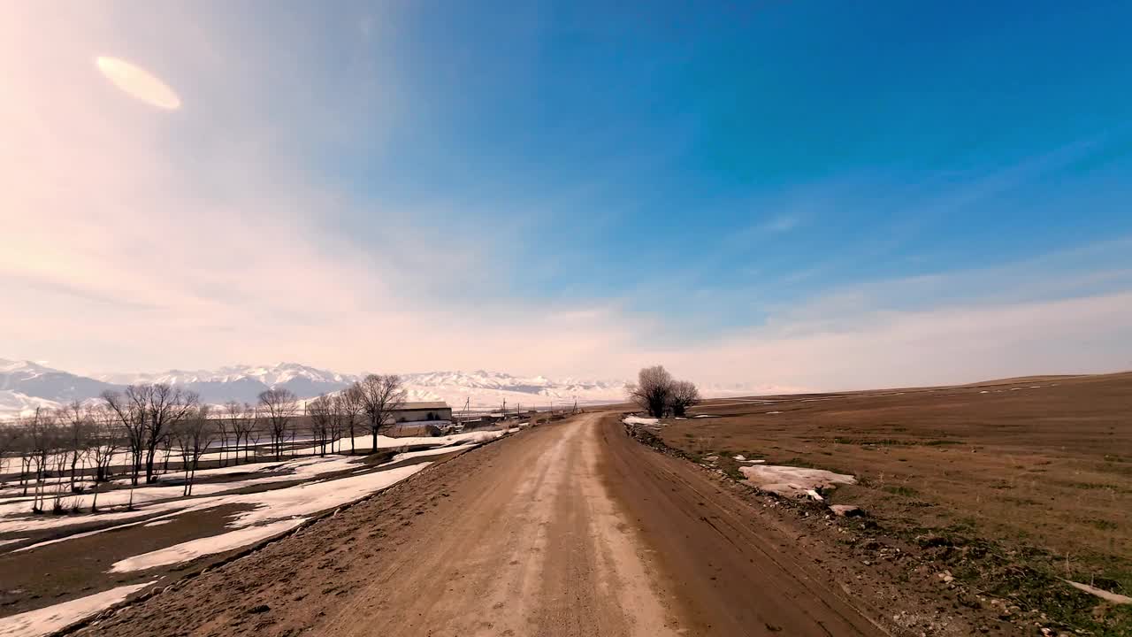 道路穿过融化的农田视频下载