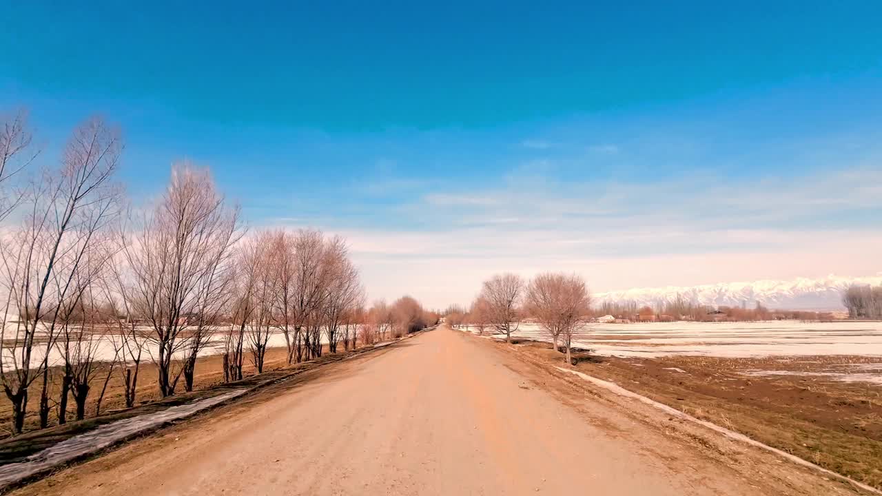 道路穿过融化的农田视频素材