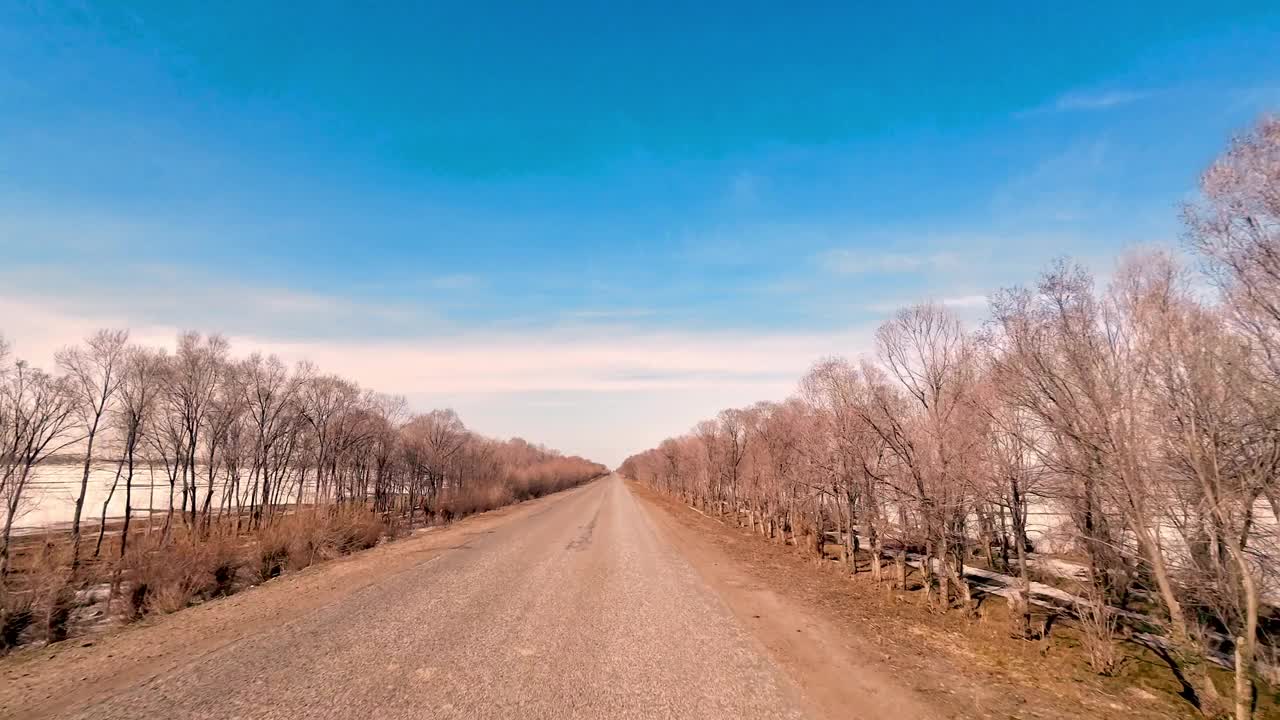 道路穿过融化的农田视频下载
