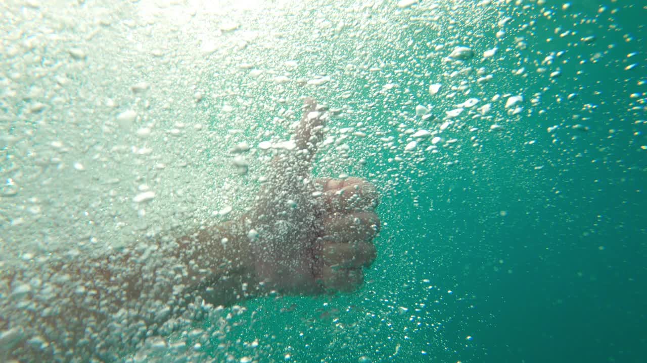 一名男子在深海中竖起大拇指表示认可和赞同视频下载