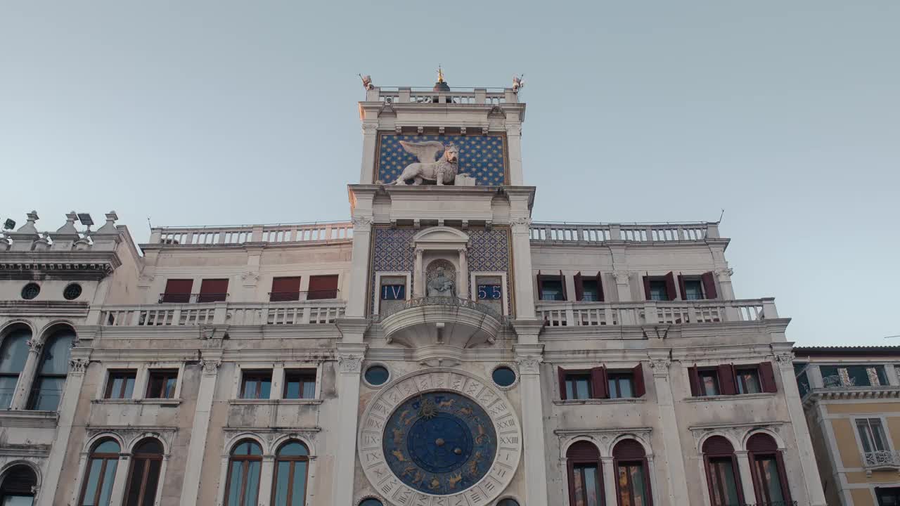 威尼斯历史悠久的天文钟楼视频下载
