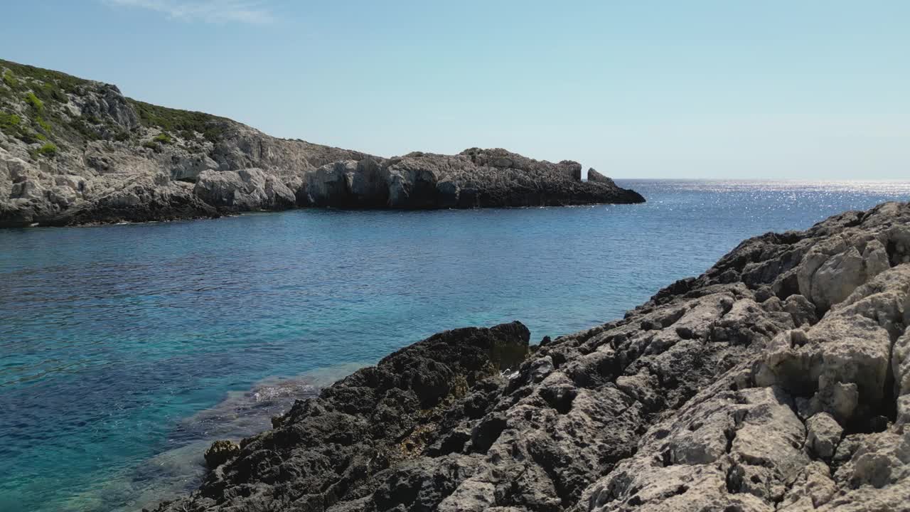 鸟瞰岩石海岸线和清澈碧蓝的海水。扎金索斯岛,希腊。视频素材