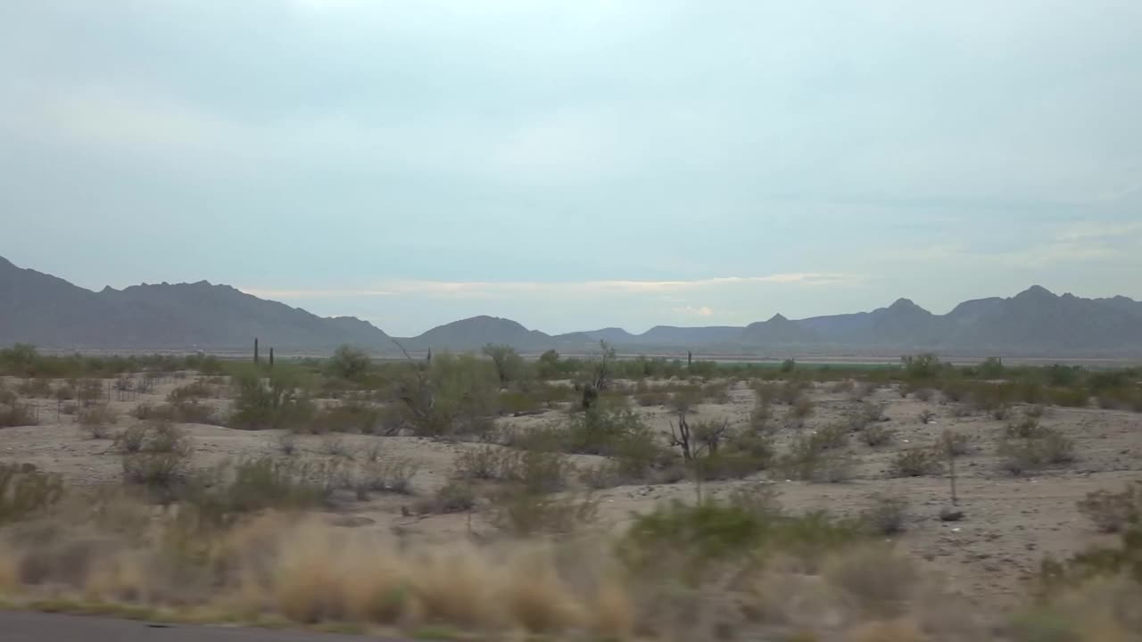沙漠公路与山背景在亚利桑那州的慢动作120fps视频下载