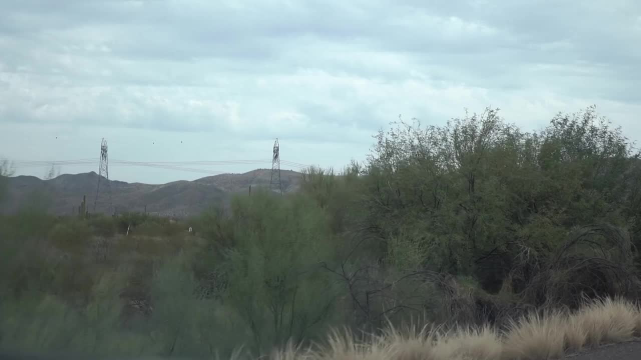 鸟瞰亚利桑那州丘陵景观，房屋以120帧/秒的慢动作呈现视频下载
