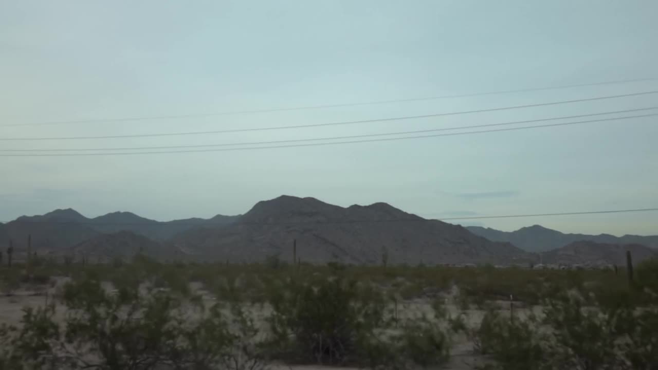 在亚利桑那州的高速公路上驾驶，在亚利桑那州的山地景观慢动作120fps视频下载