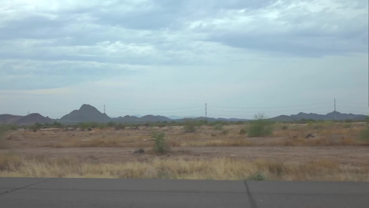 在亚利桑那州的高速公路上驾驶，在亚利桑那州的山地景观慢动作120fps视频素材