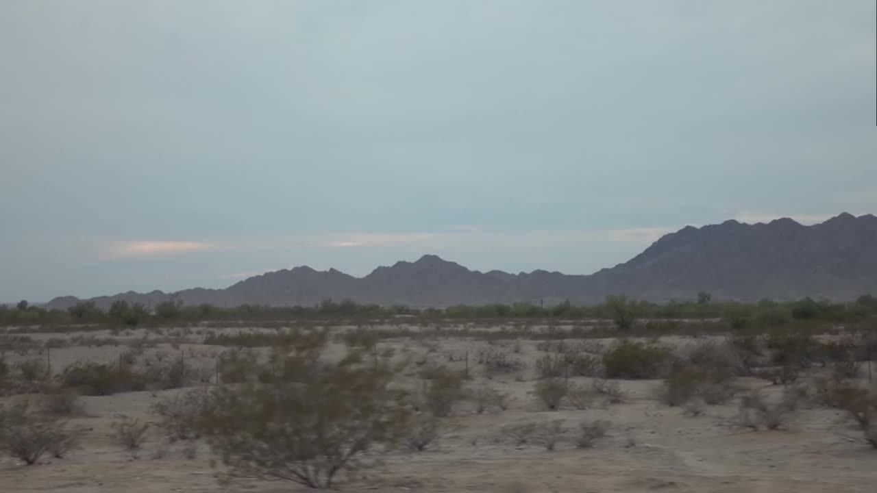 沙漠公路与山背景在亚利桑那州的慢动作120fps视频下载