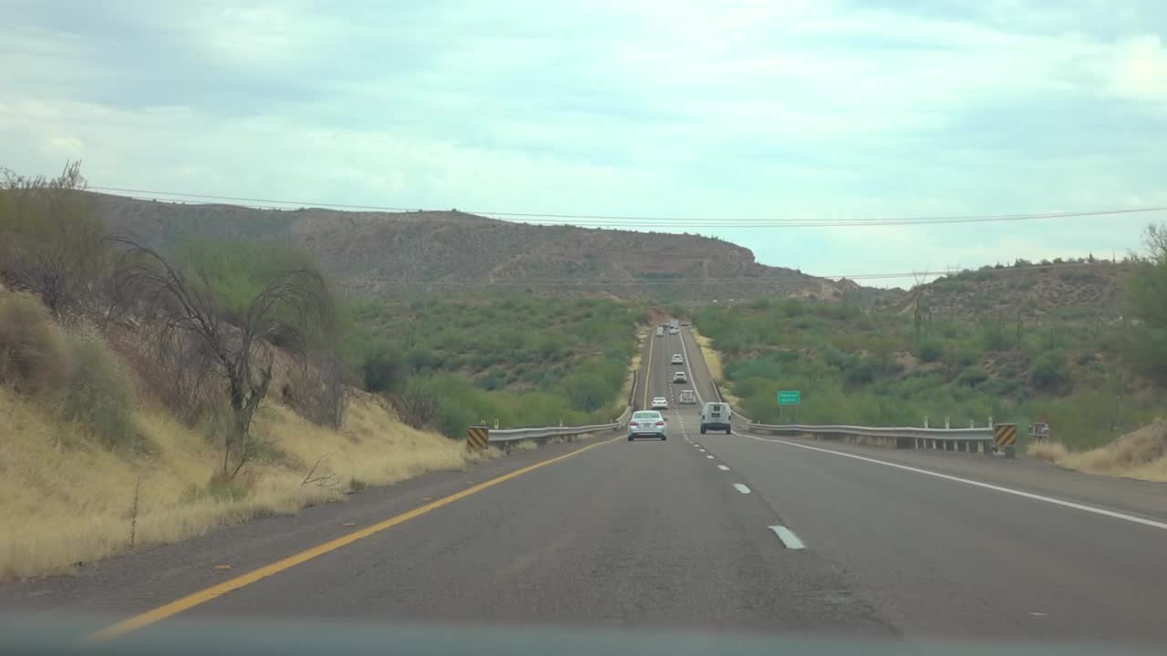 在亚利桑那州的高速公路上驾驶，在亚利桑那州的山地景观慢动作120fps视频下载