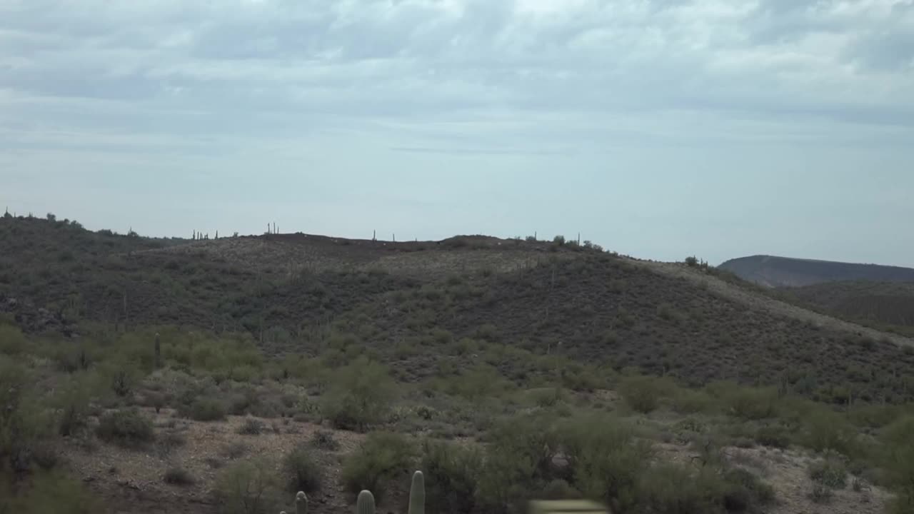 在亚利桑那州的高速公路上驾驶，在亚利桑那州的山地景观慢动作120fps视频素材