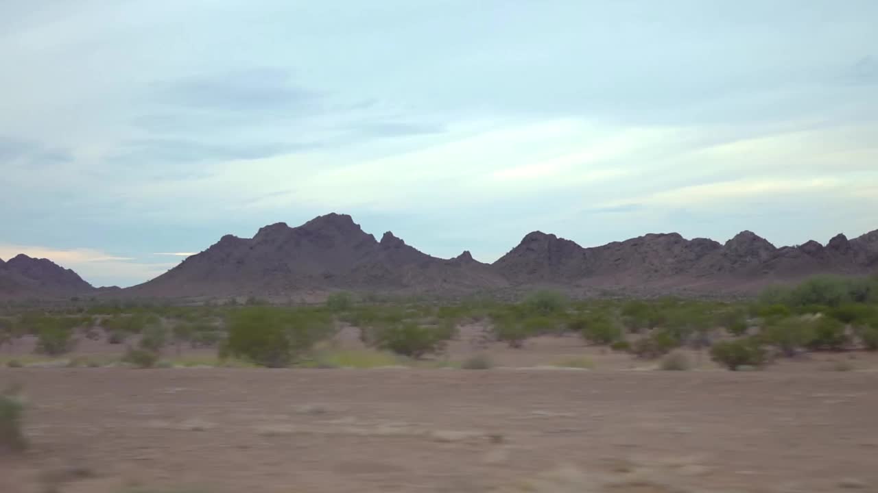 干旱景观与杜松和草在亚利桑那州的慢动作120fps视频下载