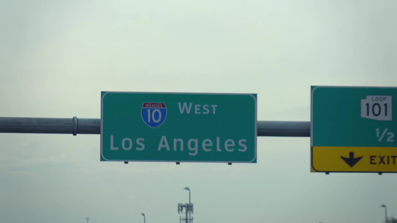 高速公路标志指示方向到洛杉矶在亚利桑那州的慢动作120fps视频下载