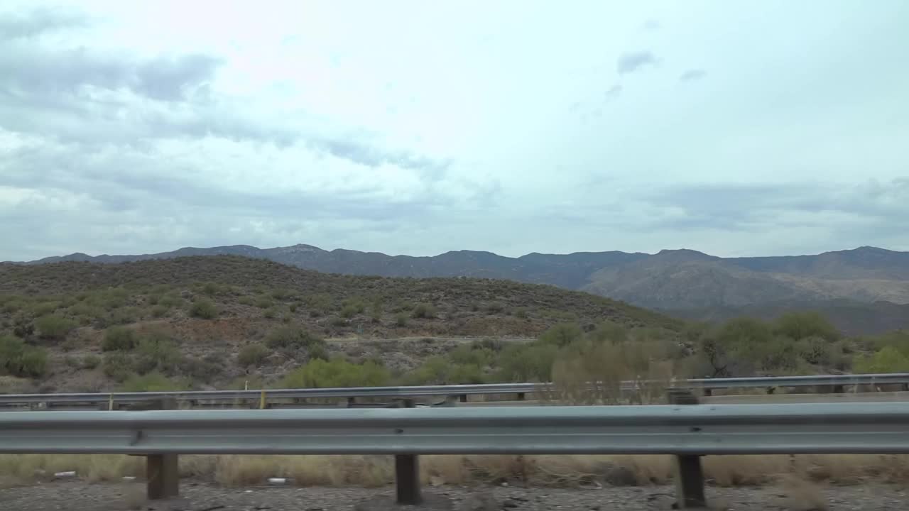 鸟瞰亚利桑那州丘陵景观，房屋以120帧/秒的慢动作呈现视频下载