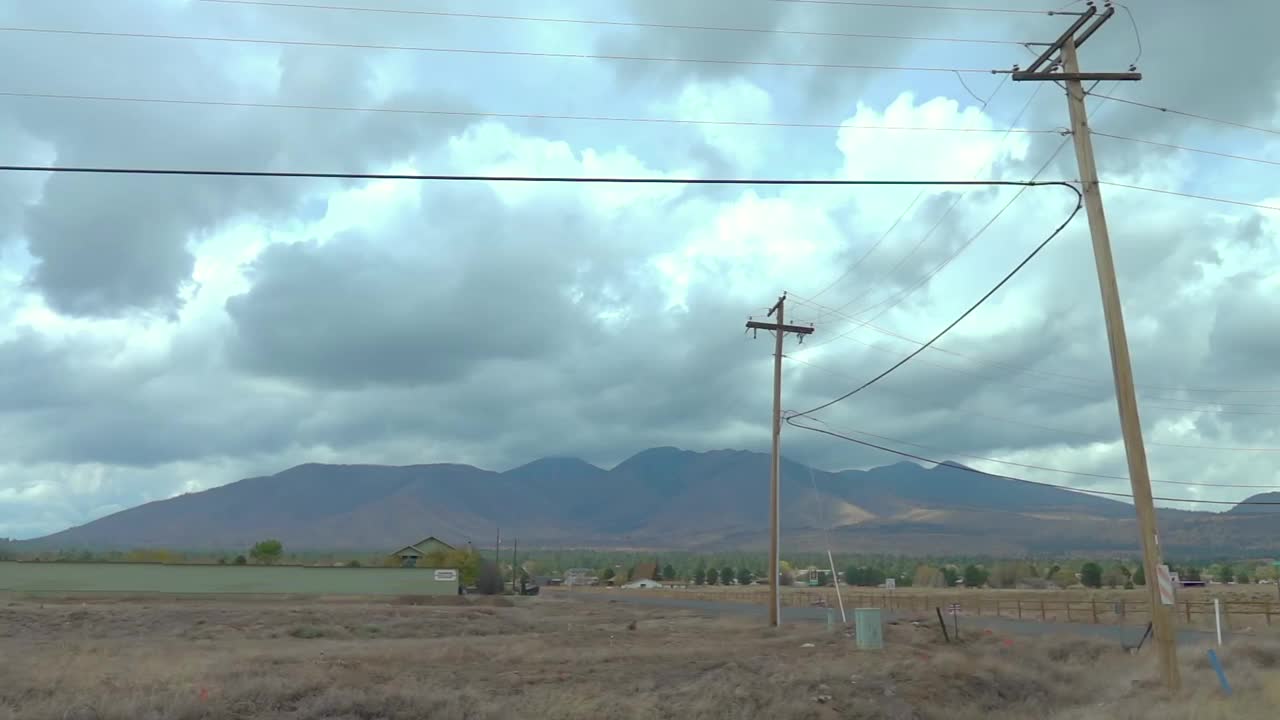 穿过亚利桑那州沙漠的开阔道路，天空晴朗，慢动作250帧/秒视频下载