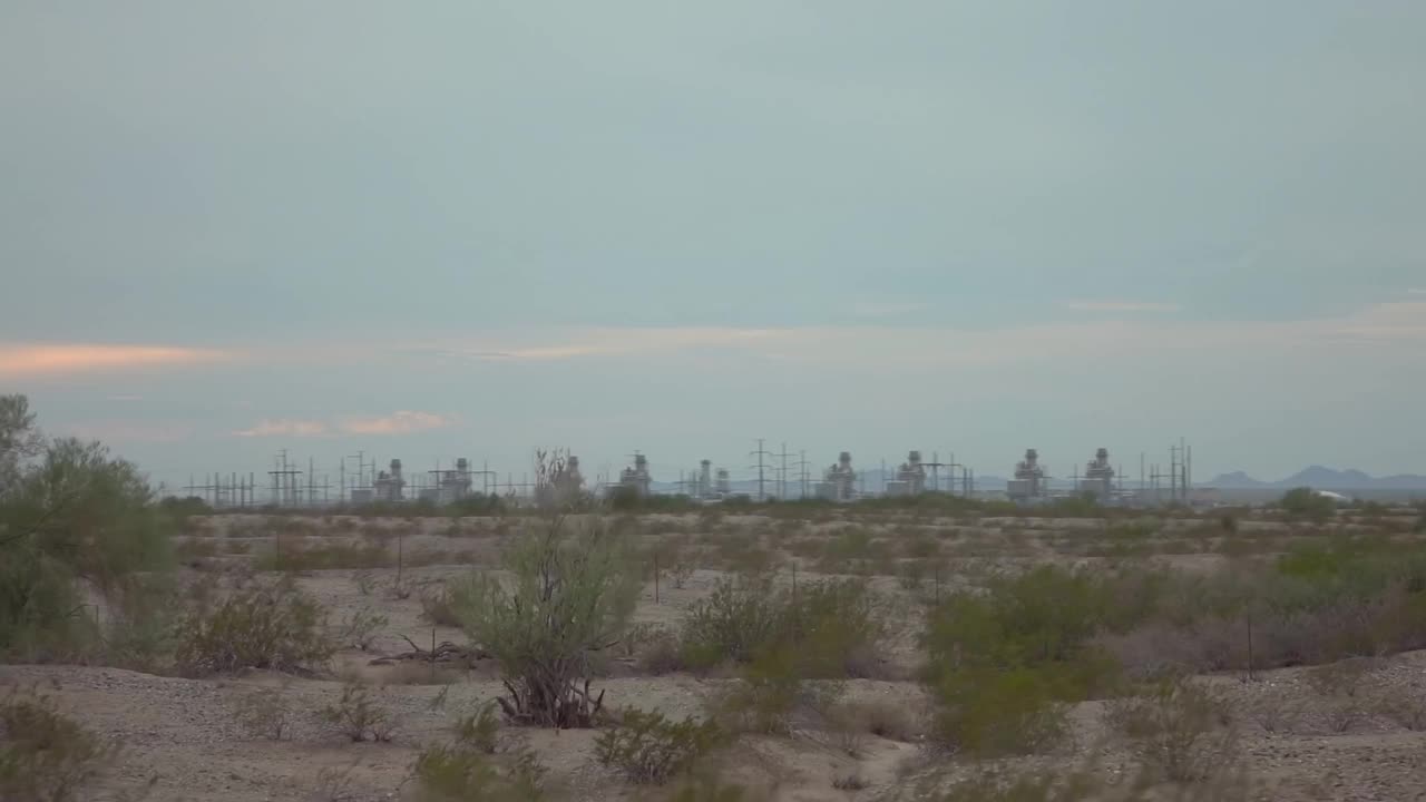 亚利桑那州沙漠中的工业基地，以120帧/秒的慢动作拍摄植被视频素材