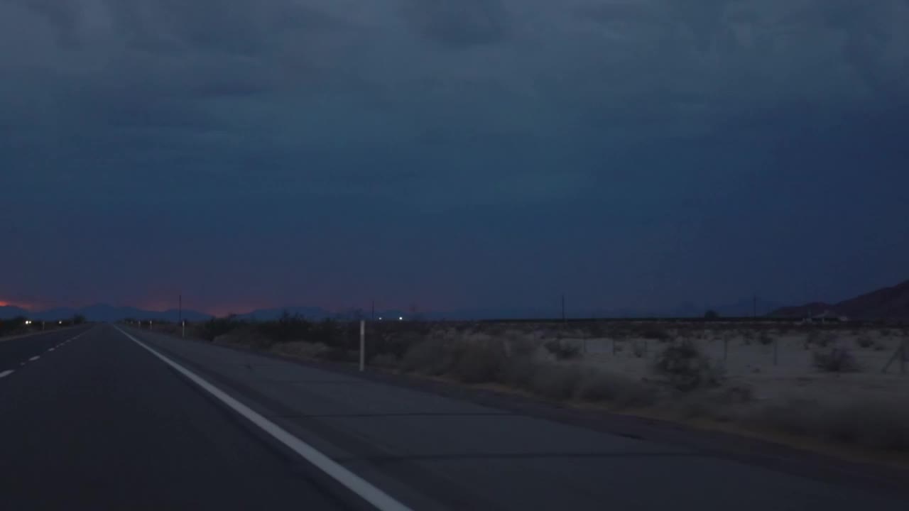 夜间驾车穿越亚利桑那州的沙漠高速公路，慢动作120fps视频下载
