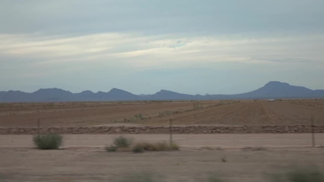 干旱景观与杜松和草在亚利桑那州的慢动作120fps视频下载