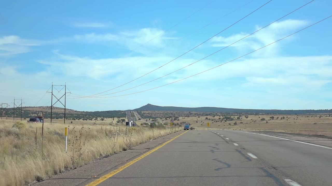 穿过亚利桑那州沙漠的开阔道路，天空晴朗，慢动作250帧/秒视频下载
