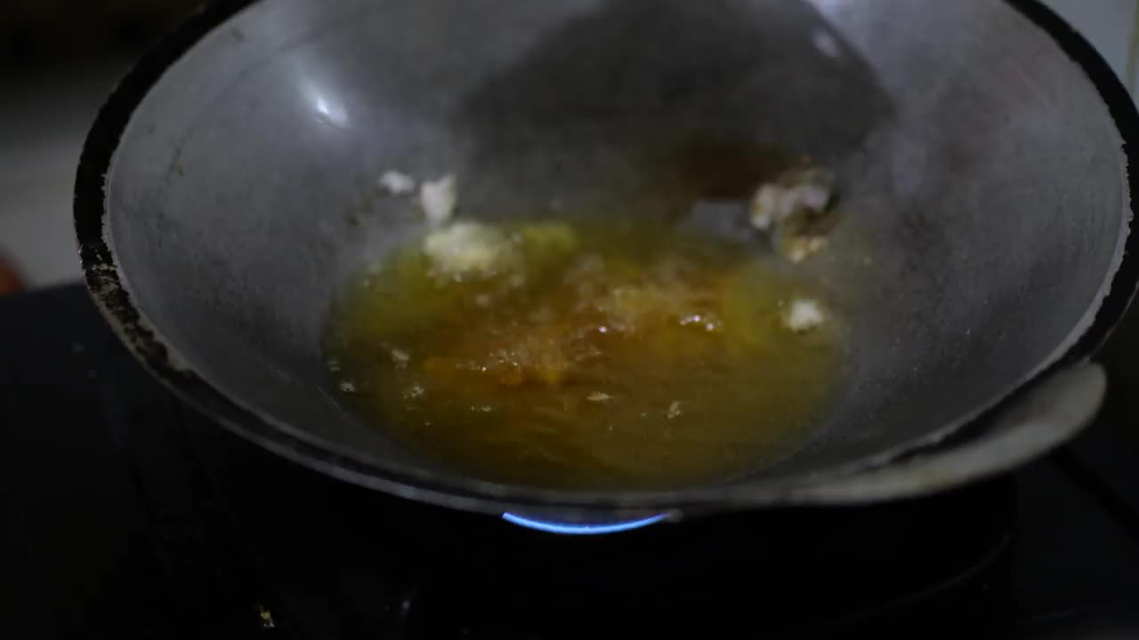 用热油烹调淡水鱼的特写镜头。在厨房用热食用油炸鱼视频下载