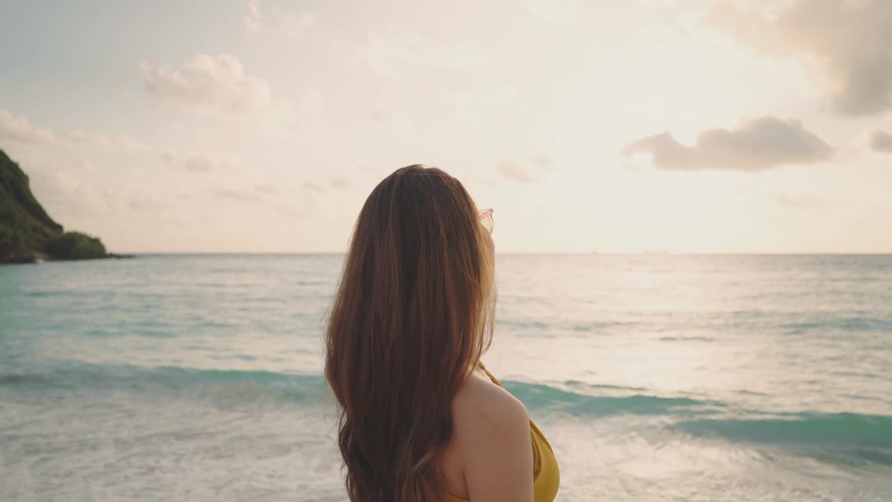 暑假在海上为一个快乐的女性视频下载