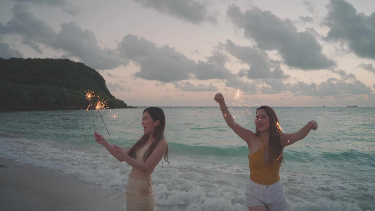 暑假在海上为一个快乐的女性视频下载