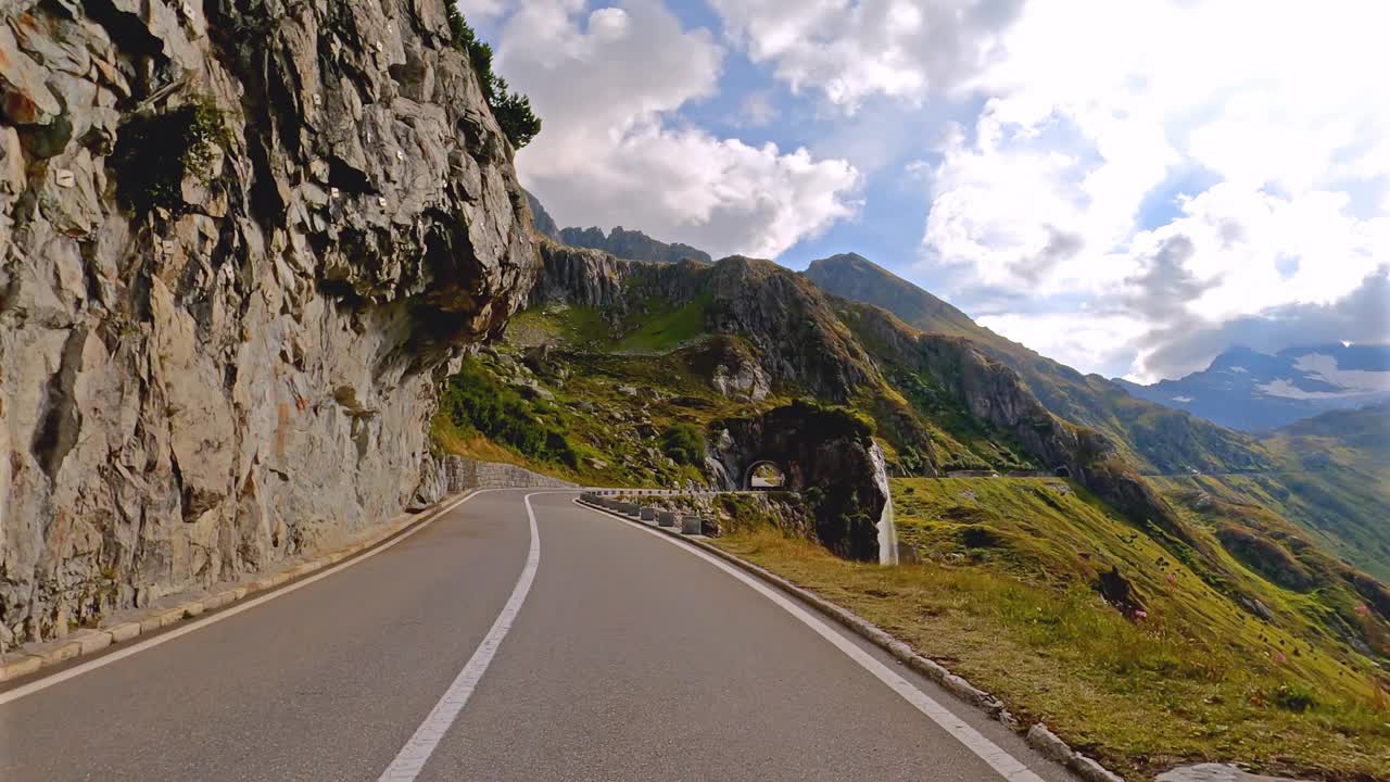POV驾驶在山路上穿过令人惊叹的风景视频下载