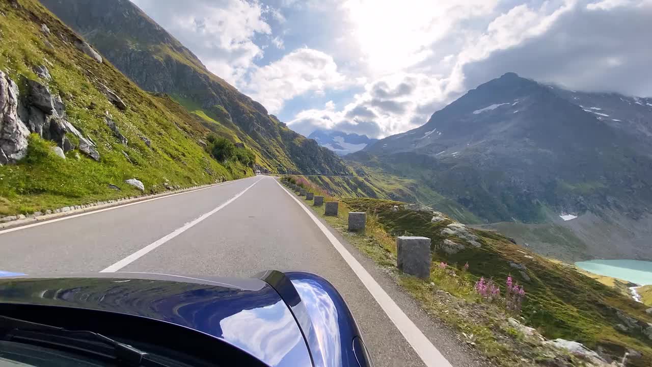 在风景如画的山路上开着跑车视频下载