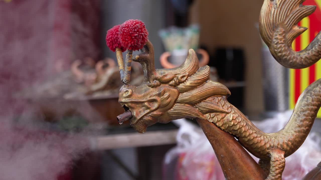 中国传统龙形沸腾水壶散发出蒸汽视频下载