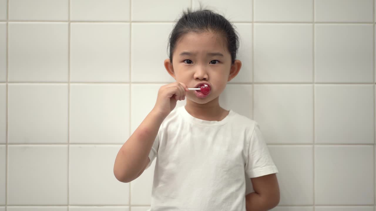 小女孩用棒棒糖刷牙视频下载