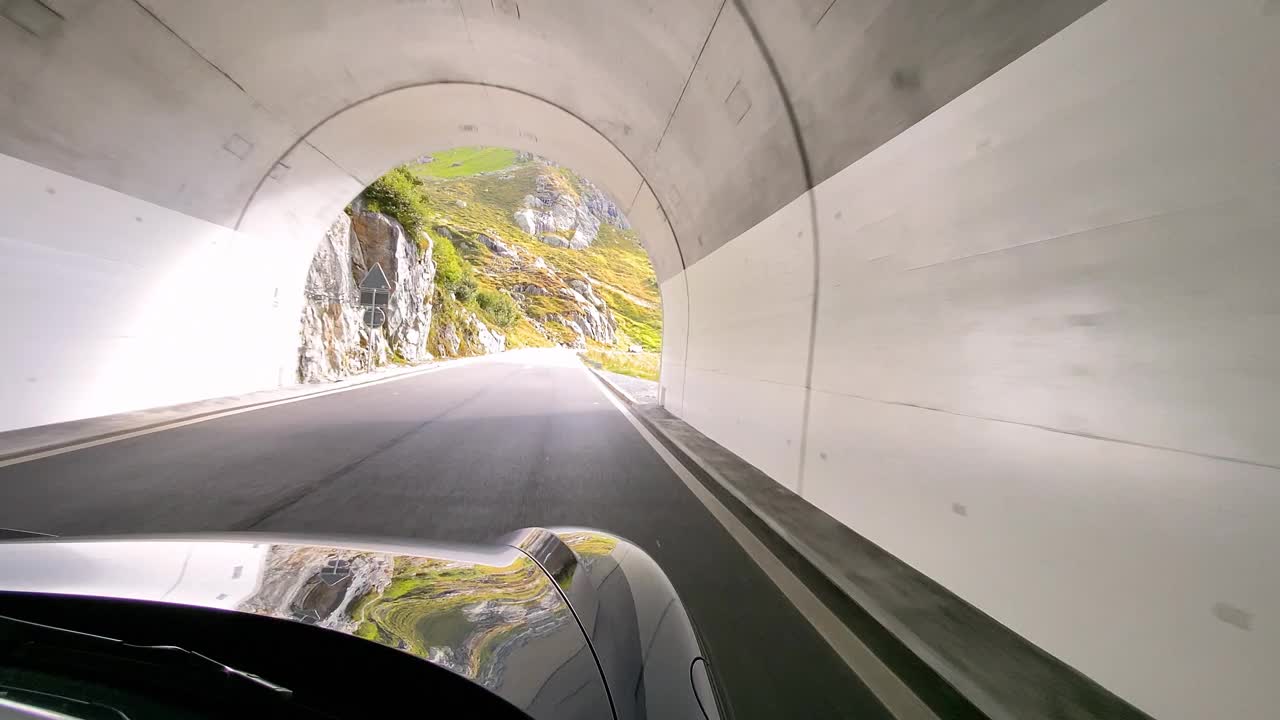 隧道出口展现出如画的山景视频下载