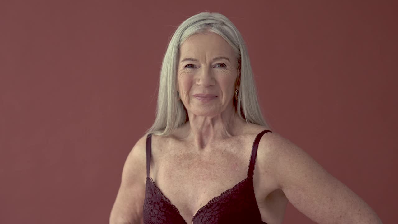 工作室肖像放松老年妇女在半礼服视频下载
