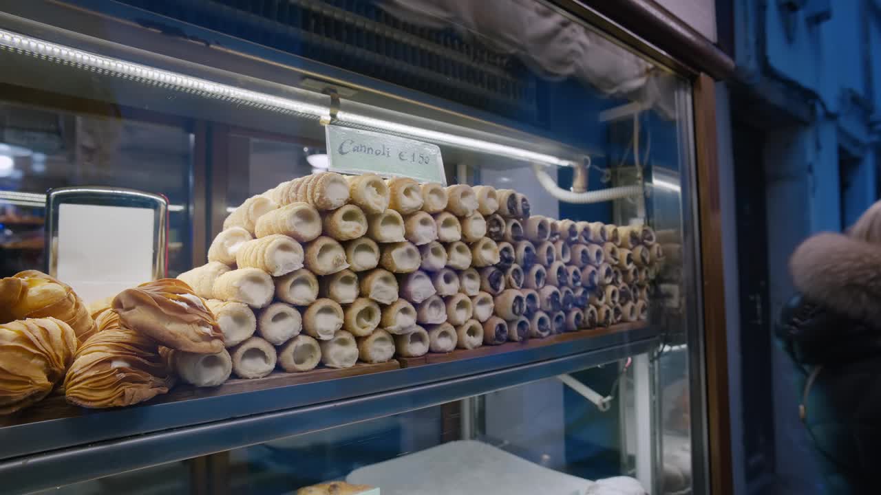 整齐地堆放在展示柜里的奶油煎饼卷，威尼斯视频下载