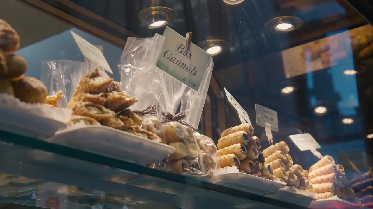 面包店橱窗里的威尼斯甜煎饼卷视频下载