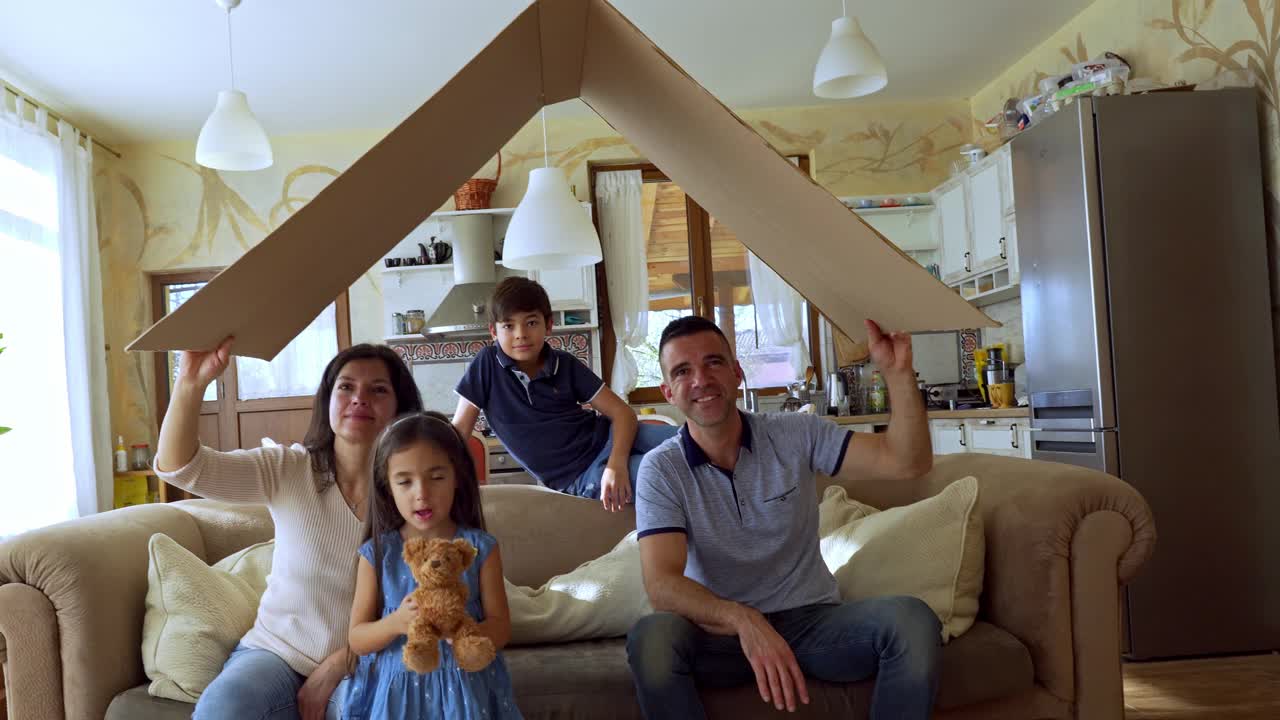 搬进新家后，快乐的父母把屋顶举过孩子的头顶视频下载
