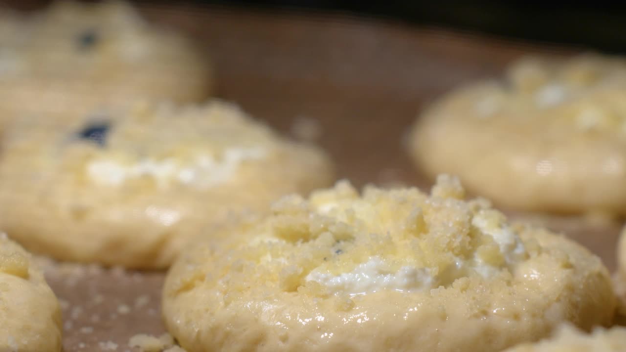 在烤箱中烘烤甜面包的过程视频下载