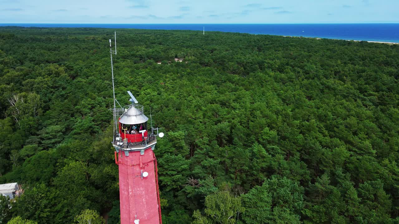 地狱半岛绿森林中的红色灯塔鸟瞰图视频下载
