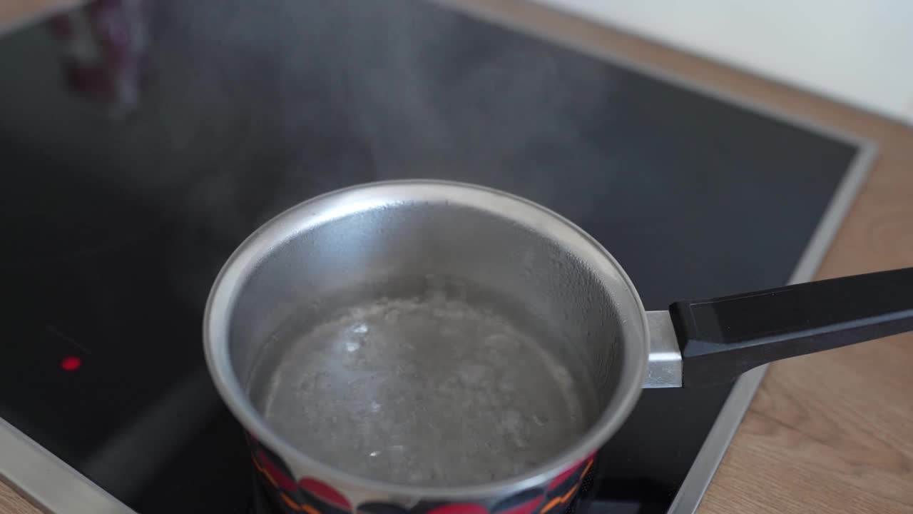 在平底锅里烧开水视频下载